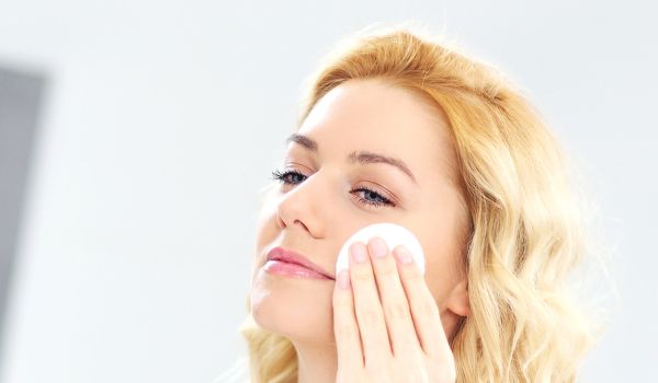 Kosmetikerin bei einer Gesichtsbehandlung — Einsteiger-Fernlehrgang Kosmetik