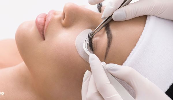 Volumenwimpern im Fächer angesetzt