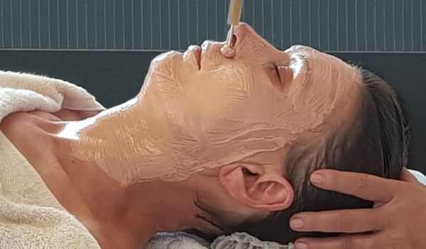 Jadestift am Gesicht angesetzt