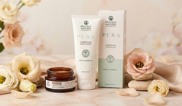 Naturkosmetik-Flakons mit Kräutern