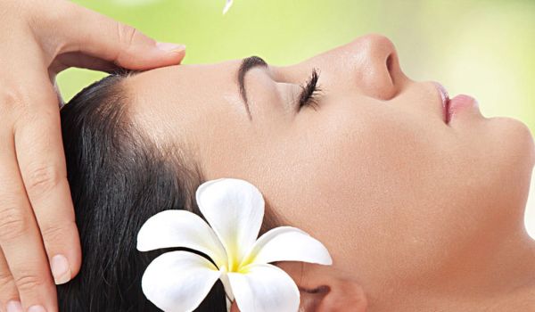 Wellness-Behandlung mit Massage in entspannter Spa-Atmosphäre