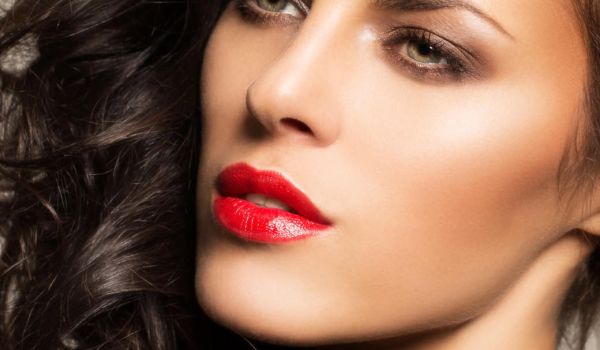 Make-up-Auftrag mit Pinsel im Gesicht