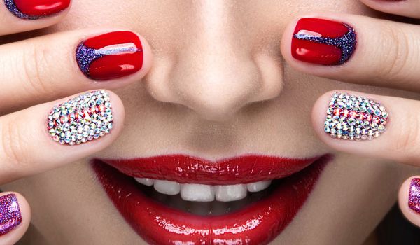 Nagelmodellage mit Pinsel und Gel