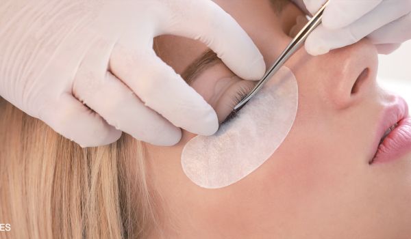 Wimpern werden auf Pad aufgelegt