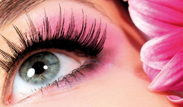 Wimpernverlängerung mit Pinzette